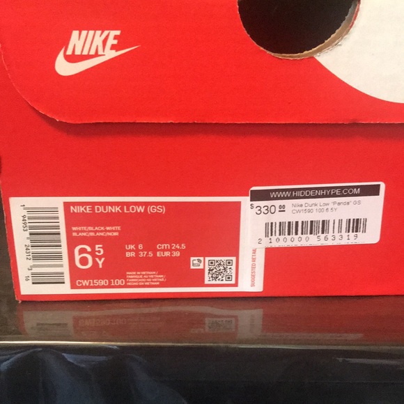 Nike Low dunks black and white 6.5 youth sz